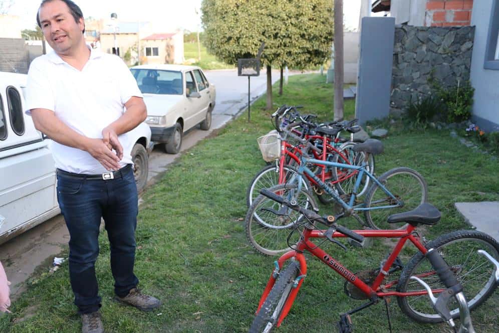 En Villa Italia, un proyecto para reparar bicicletas encausa a adolescentes que no estudian ni trabajan