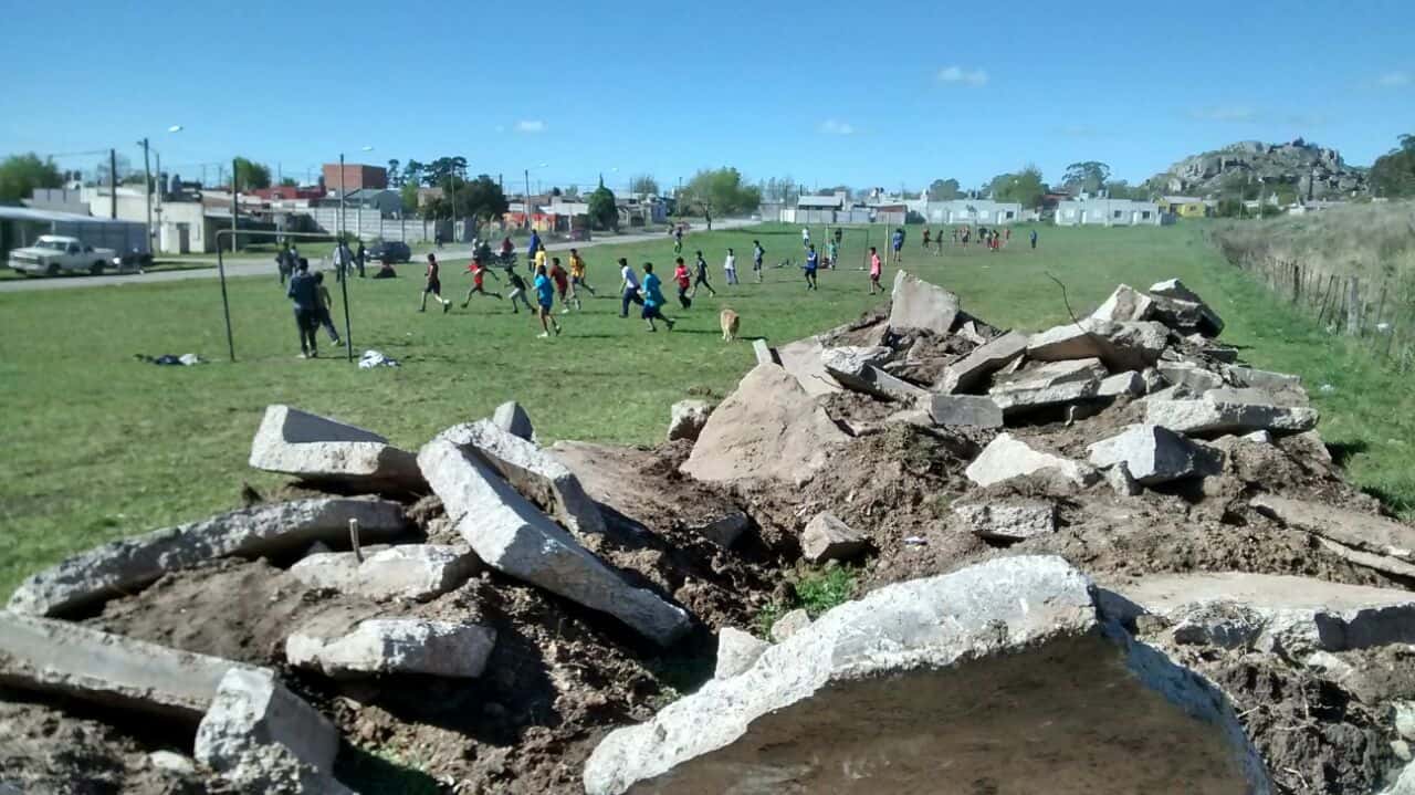 Movediza: denuncian que les tiraron escombros donde juegan al fútbol