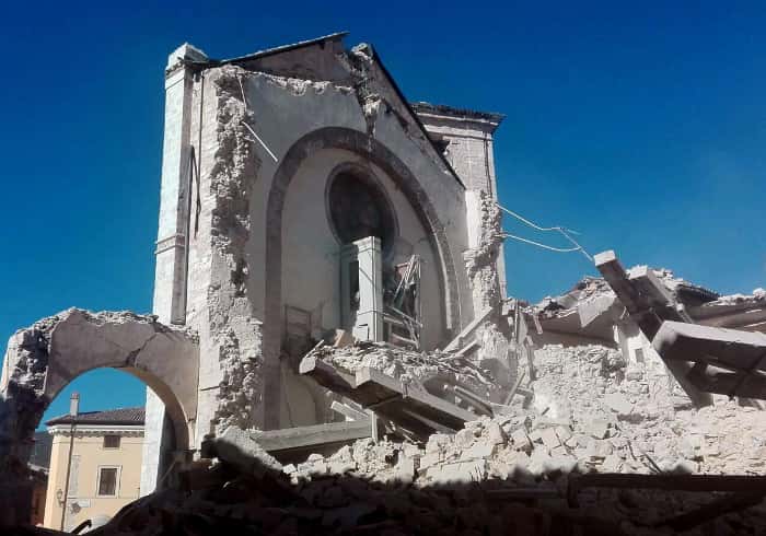Italia fue sacudida hoy por un fuerte terremoto, el más intenso desde 1980