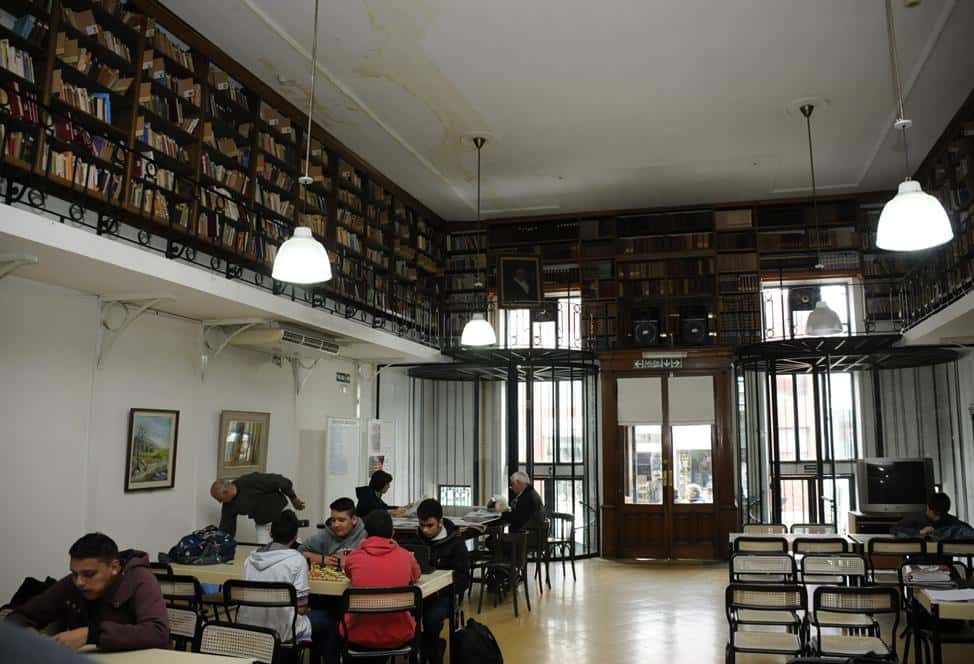 El Municipio se hará cargo de la reparación del cielorraso del salón de la biblioteca Rivadavia