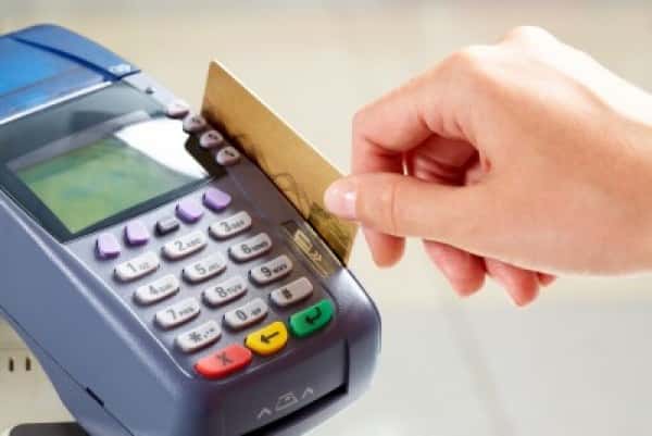 Desde abril, deberán aceptar tarjetas de débito para distintas operaciones