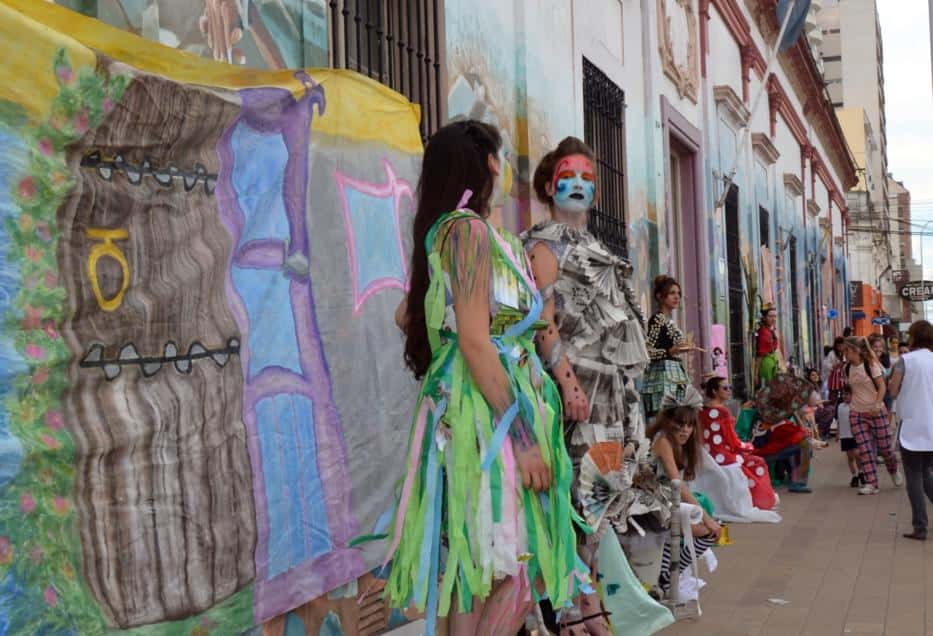 Alumnos de Polivalente y el IPAT llenaron de color la esquina de Alem y Pinto con murales y arte público