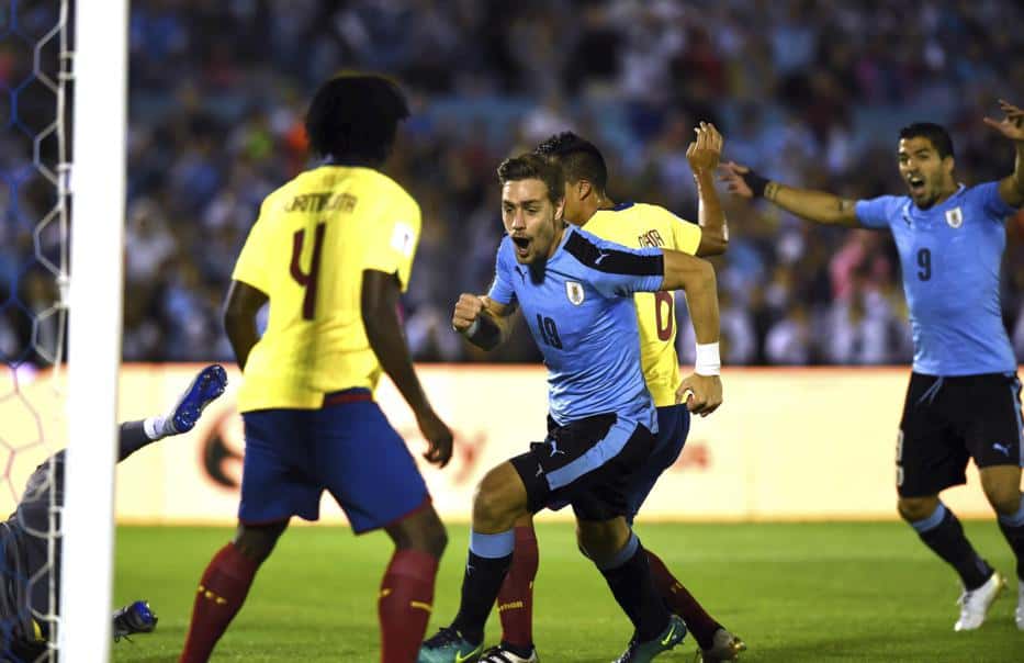 Uruguay superó a Ecuador  y sigue cerca de la punta