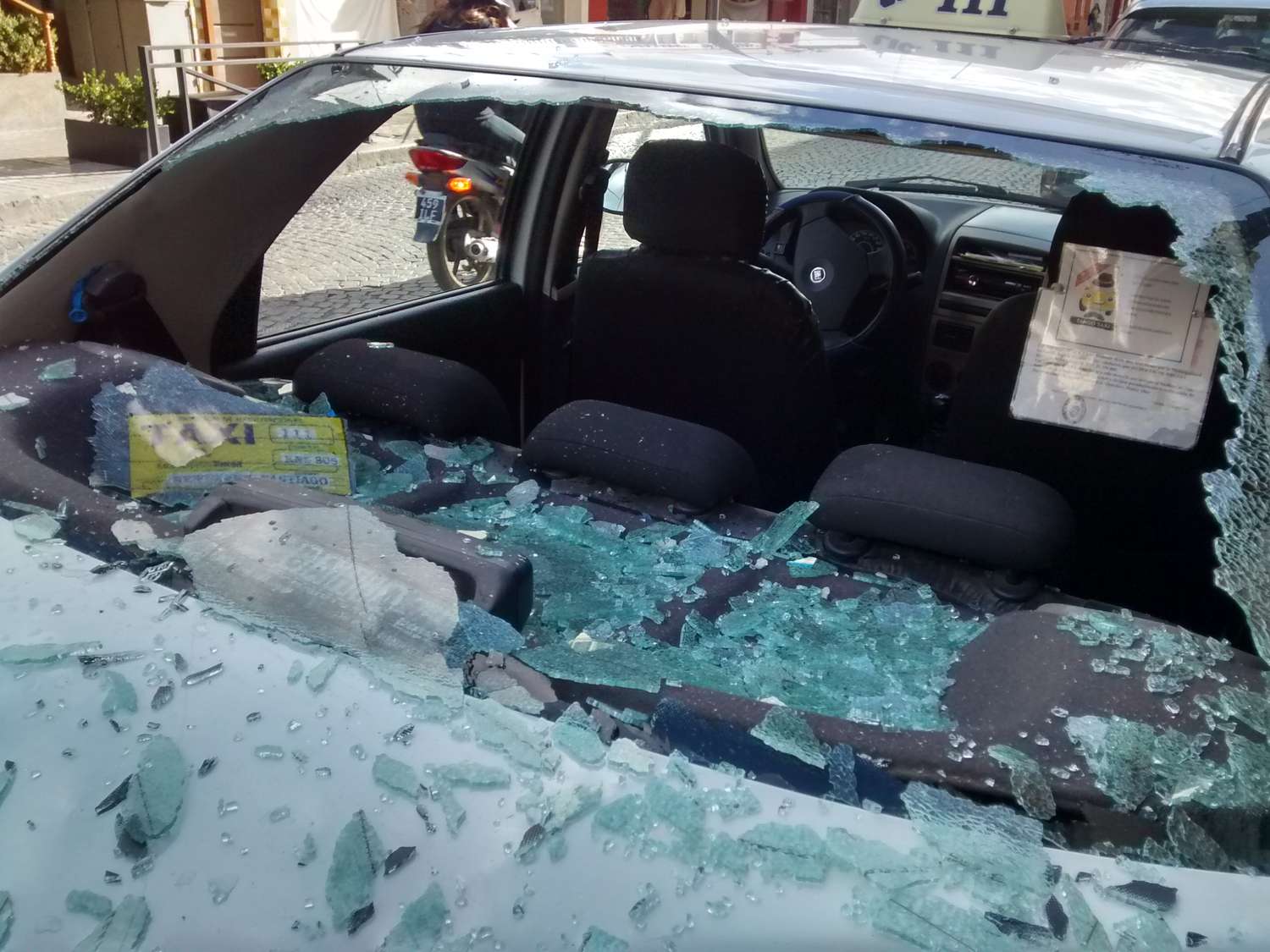 Insólito: destrozaron de un globazo la luneta de un taxi
