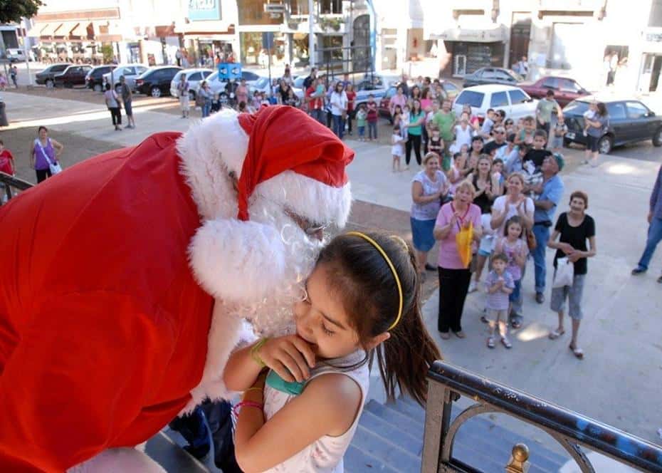Papá Noel estará saludando a  los  chicos en esta Navidad