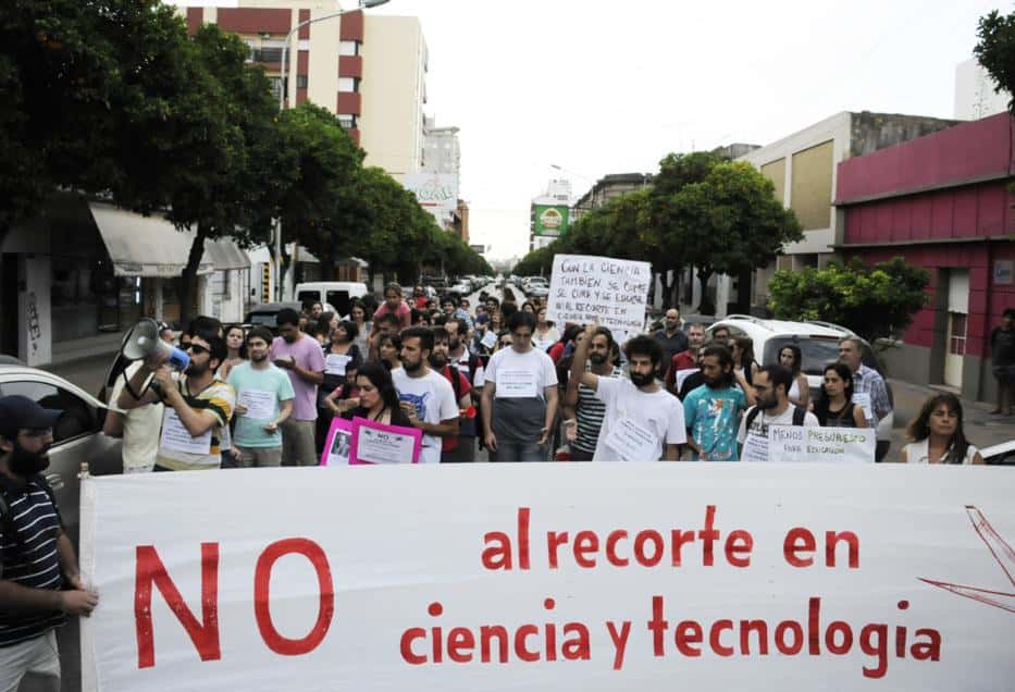 Movilización por las calles céntricas en contra del ajuste en Ciencia y Tecnología