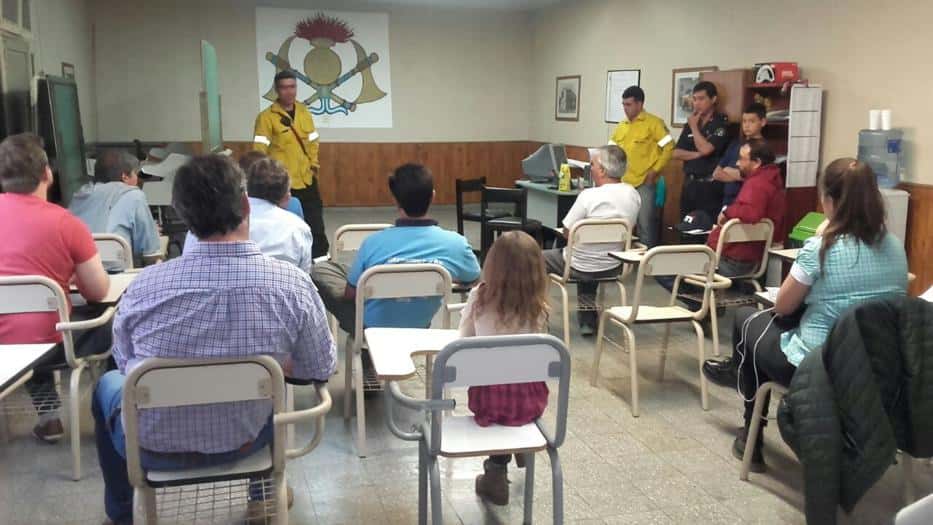 Los vecinos de La Elena visitaron el Cuartel de  Bomberos por un plan para evitar los incendios