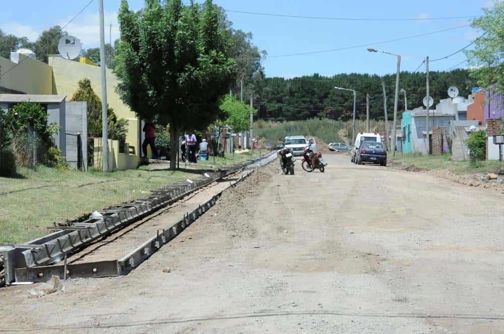 Ya ejecutan el cordón cuneta, la apertura de calles y la red de agua en el barrio La Movediza