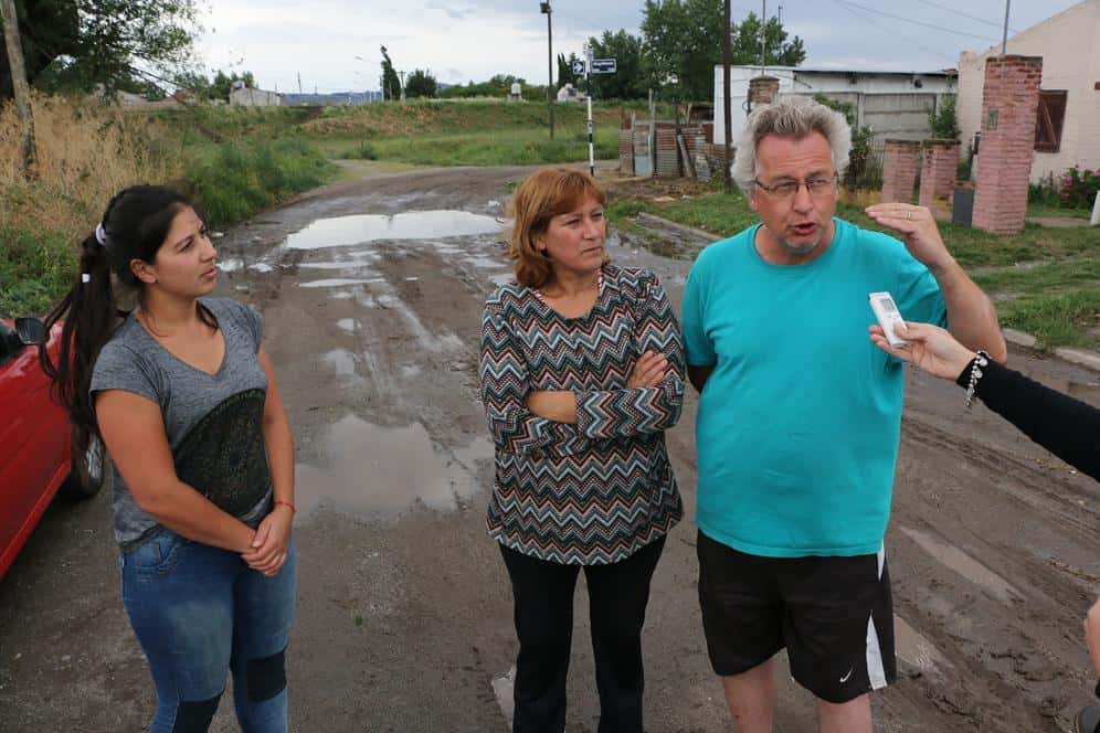 Vecinos de calle Mosconi y Magallanes reclaman soluciones porque la calle se inunda cuando llueve