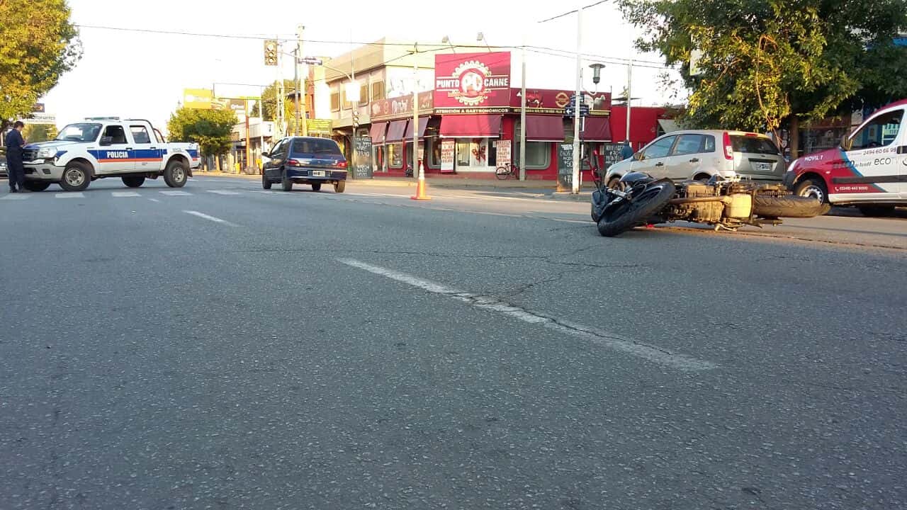 Un motociclista perdió el equilibrio y finalizó sobre el asfalto