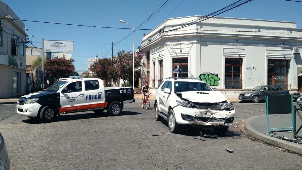 Fuerte colisión entre una camioneta y un colectivo en 14 de Julio y Sarmiento