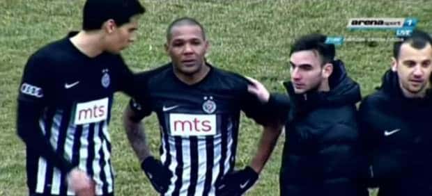 Un futbolista brasileño abandonó la cancha llorando por un episodio racista en Serbia