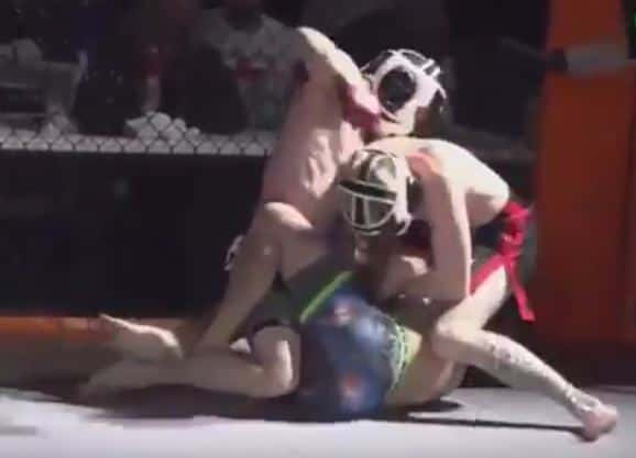 Brutal: un peleador se enfrenta a dos rivales en una jaula de MMA