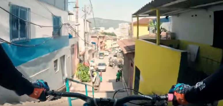 Fantástico descenso en bici por las favelas de Río