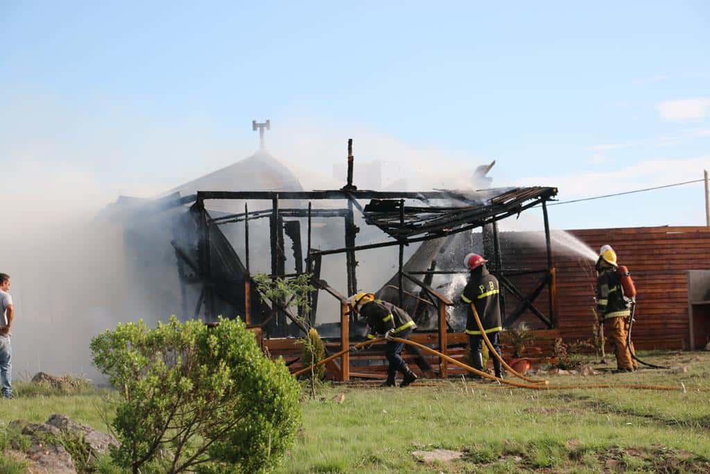 Turistas pierden sus pertenencias  y sus dos mascotas al incendiarse  una cabaña de Villa del Lago