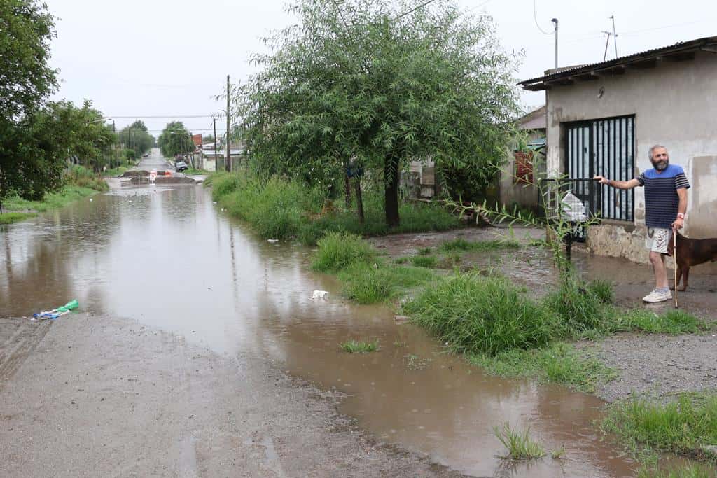 Formosa al 2100 se volvió  a inundar y los vecinos están cansados de vivir bajo el agua