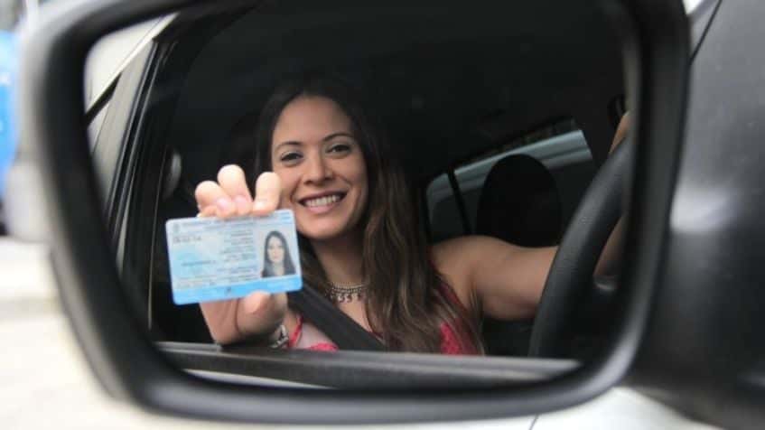 ¿Es necesario cambiar la licencia de conducir por la nueva?