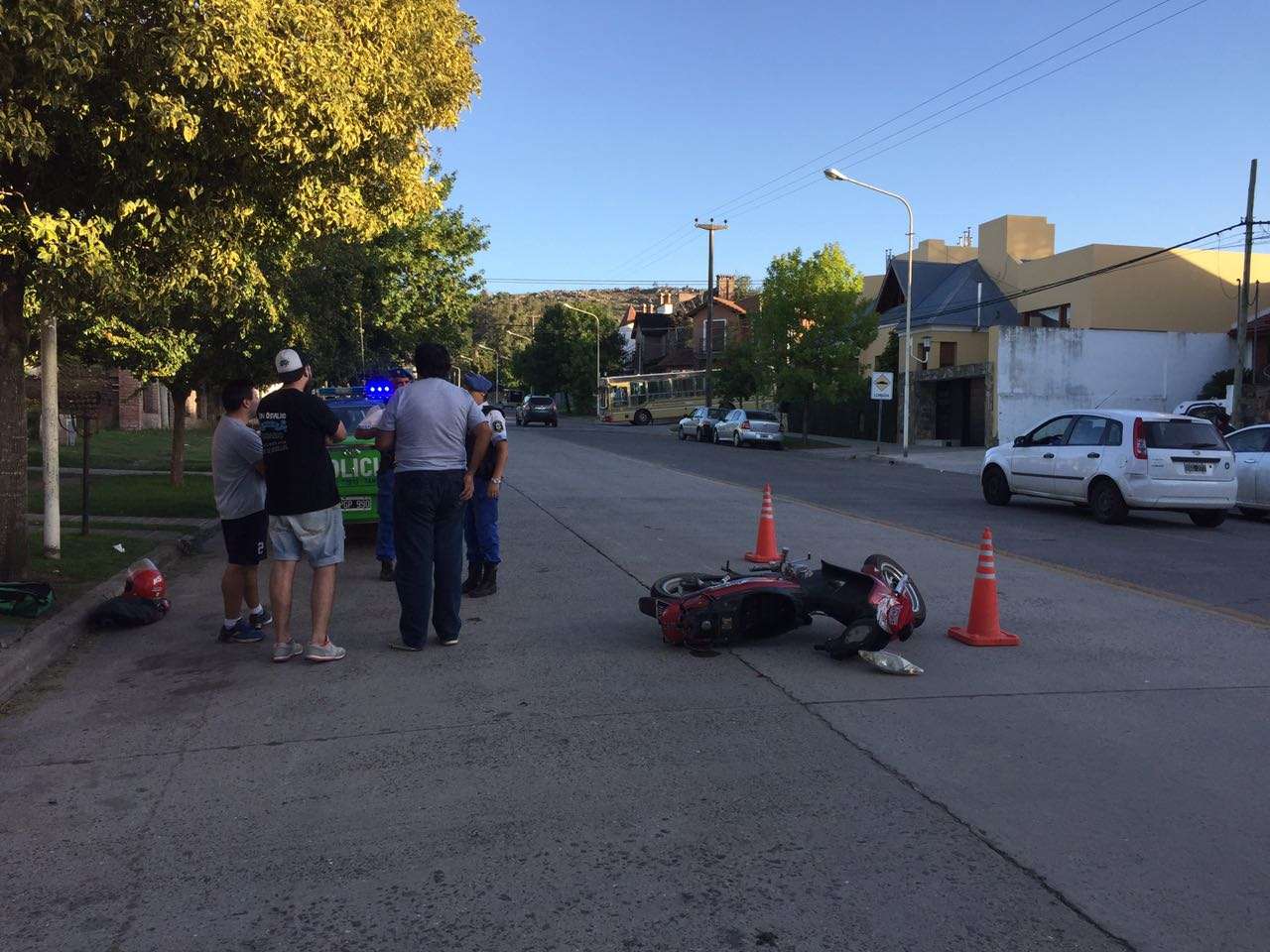 Un motociclista perdió el control de su rodado y cayó sobre el pavimento