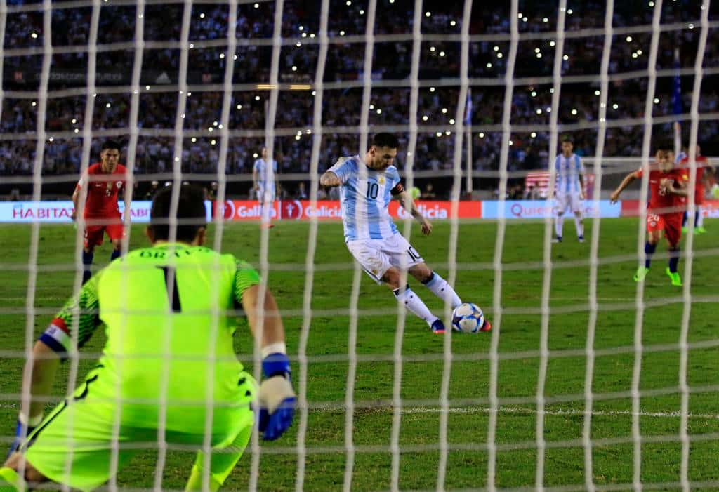 Argentina logró un triunfo vital con una floja actuación