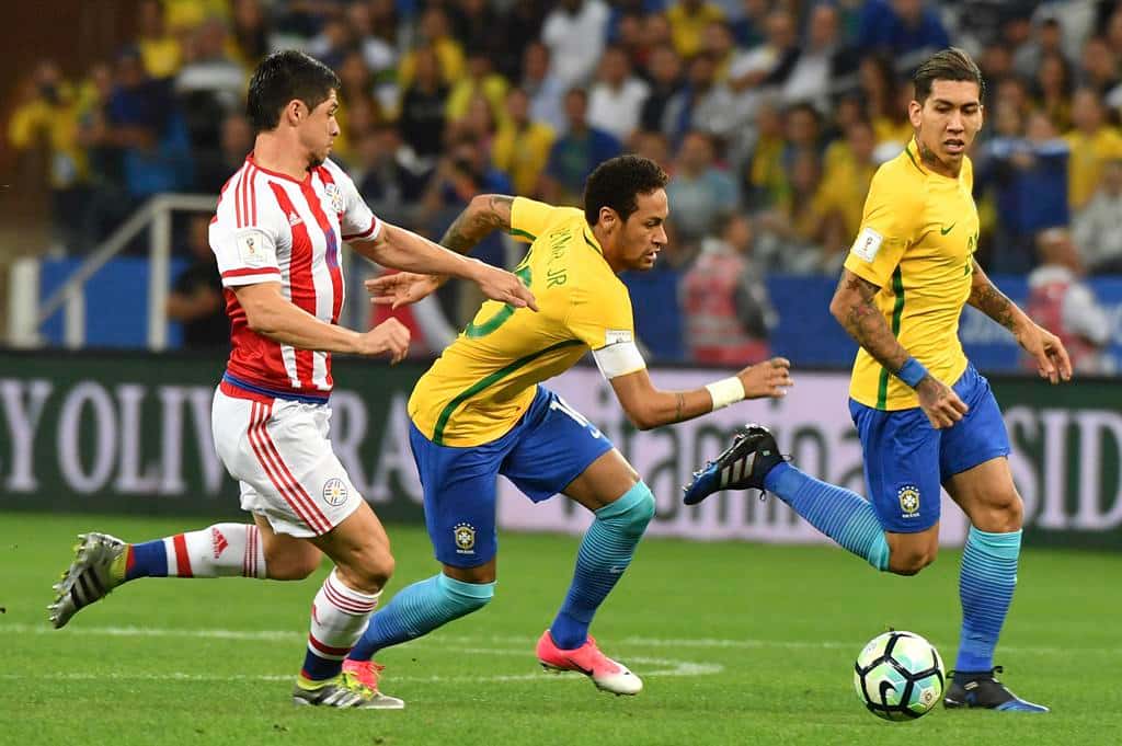 Brasil aplastó a Paraguay y quedó a un paso del Mundial