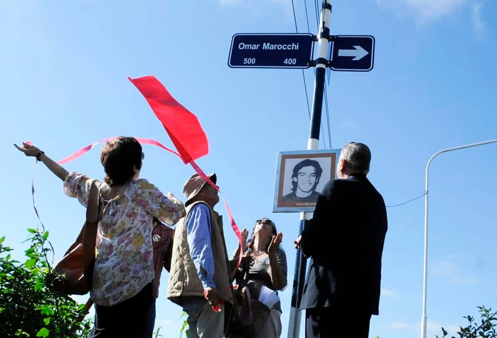 En un emotivo acto, señalizaron calles y pasajes del Procrear con nombres de desaparecidos tandilenses