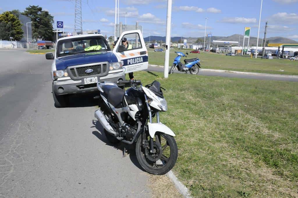 Dos personas heridas al chocar dos  motos en la rotonda de Espora