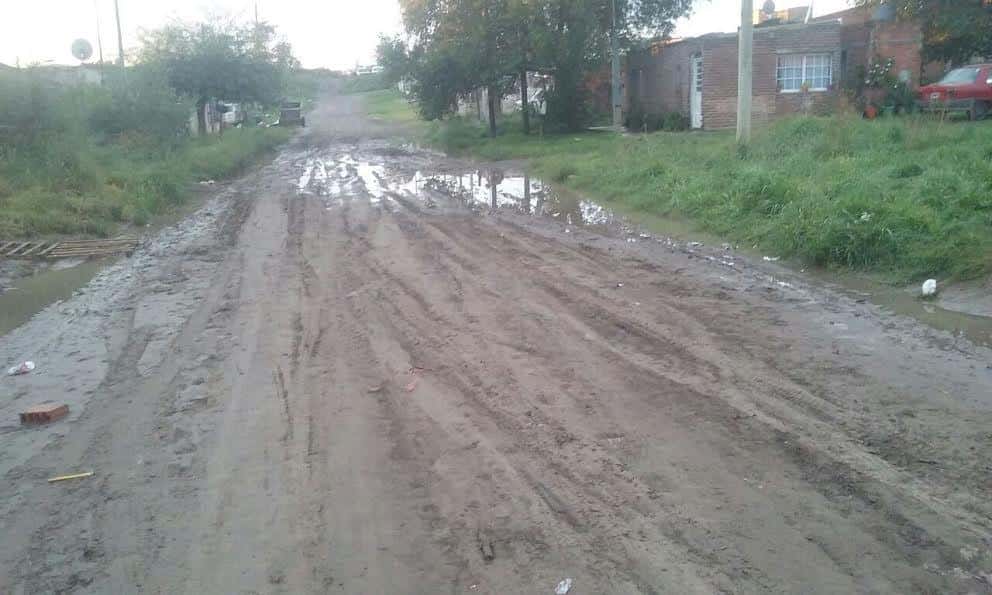 Vecinos de Darragueira al 800  aseguran que la calle se transforma  en un “arroyo” cuando llueve