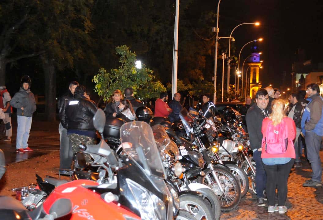 Motociclistas se manifestaron  en contra de la visualización de  la patente en el casco y chalecos