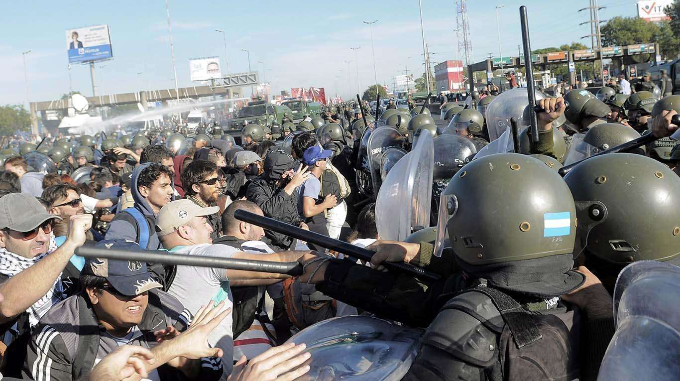 Violento desalojo de manifestantes en la Panamericana