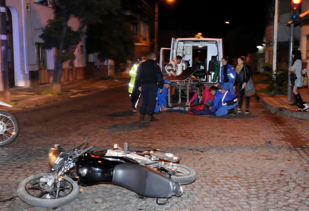 Un joven sufrió una fractura de maxilar al chocar su moto con una camioneta