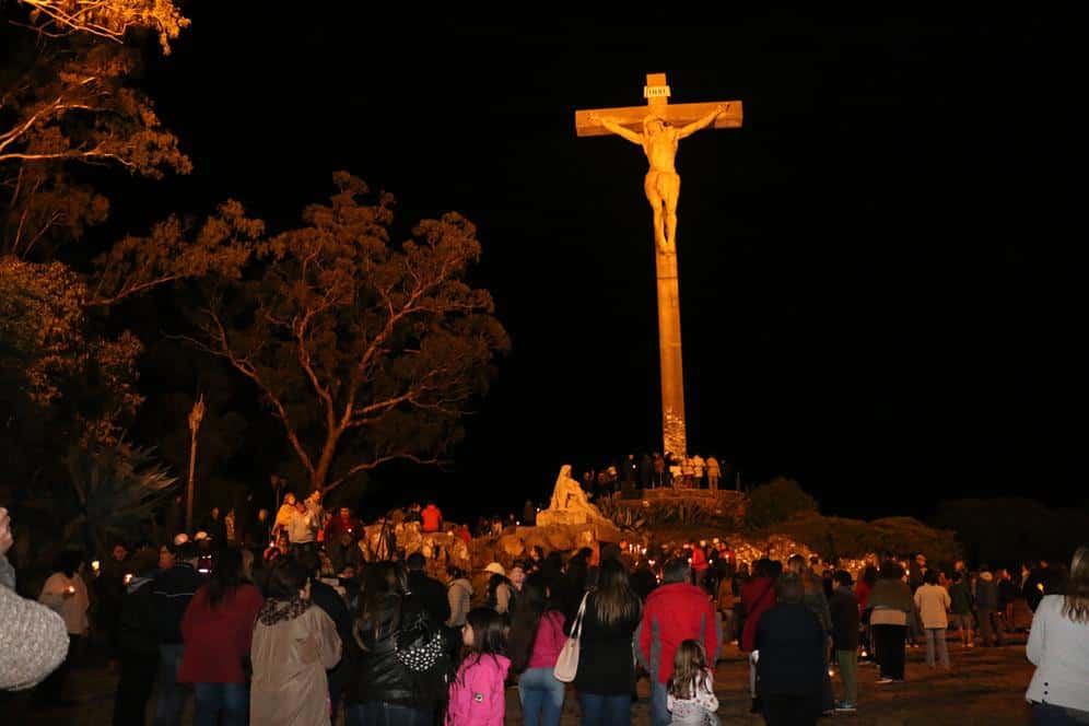 El Calvario volvió a reunir a miles de feligreses en el tradicional Vía Crucis de la Familia