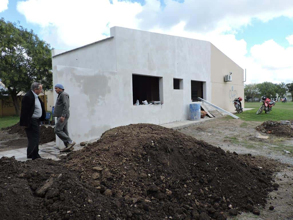 Lunghi recorrió las obras de  ampliación del centro de salud del barrio 25 de Mayo