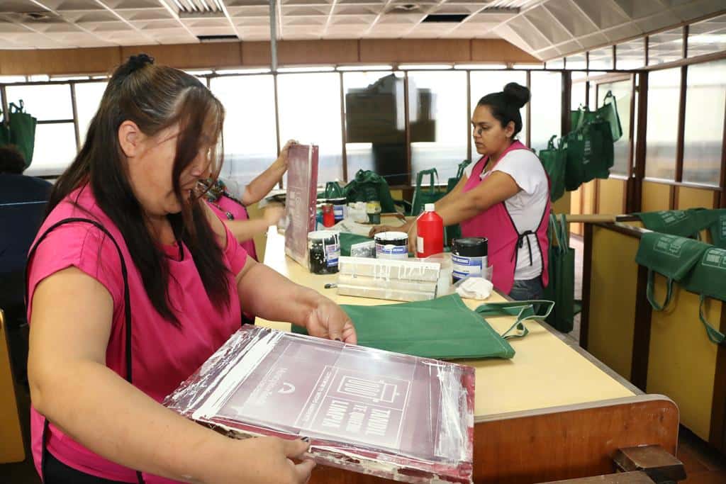 La cooperativa textil avanza  con ritmo en la confección  de las bolsas reutilizables
