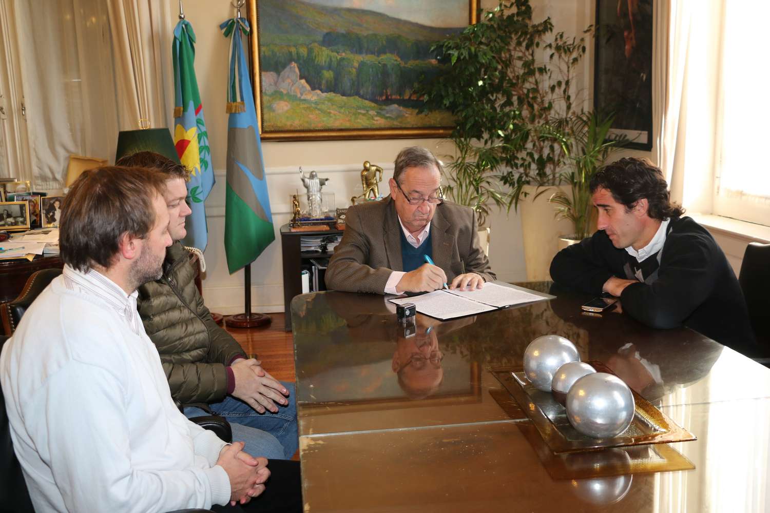 El intendente firmó el contrato para empezar las obras en cloacas en Cerro Leones