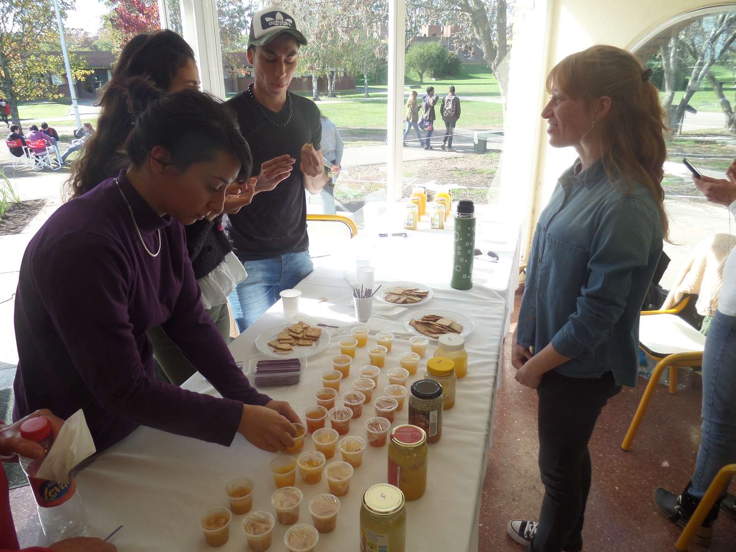 Se llevó a cabo una jornada de promoción de miel en el Campus