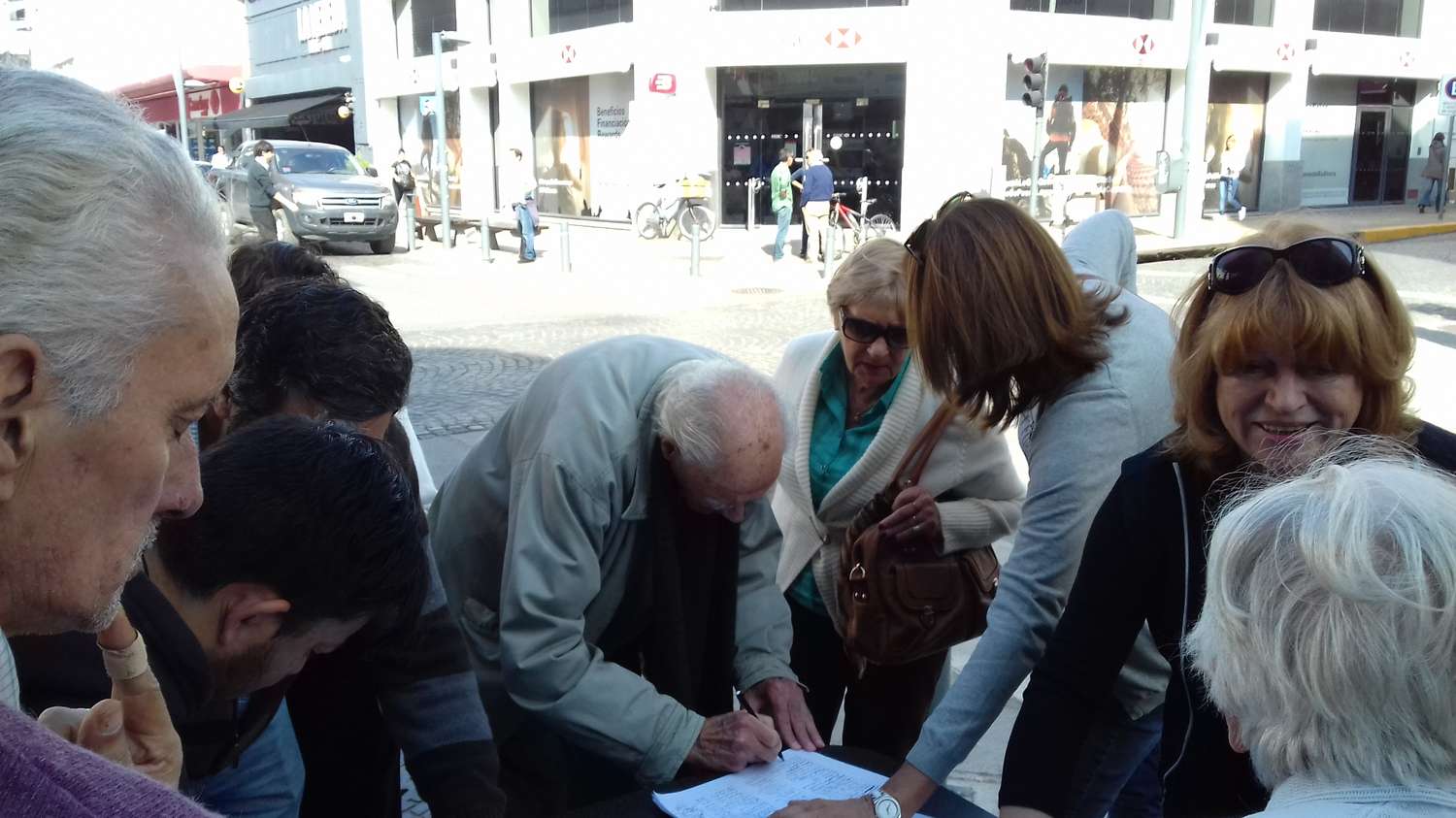 El Frente Renovador juntó firmas en la vía pública y explicó el proyecto ‘Bajemos los Precios’