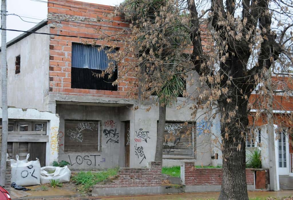 Vecinos de Bolívar y Uruguay  reclaman por la inseguridad que provoca una obra abandonada