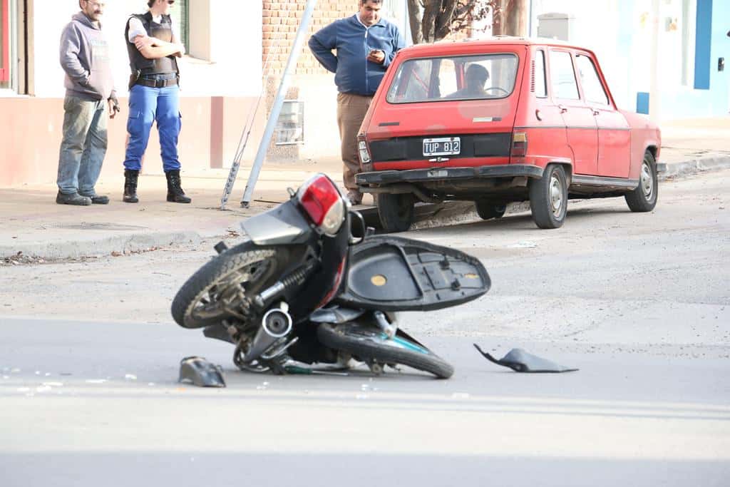 Fortísima colisión entre moto  y auto en Perón y Pellegrini