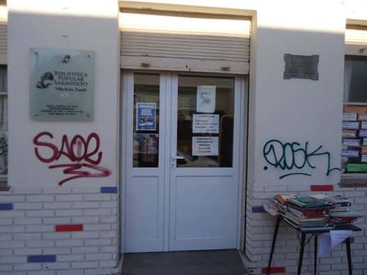 En la Biblioteca de Villa Italia indignados por las pintadas en la fachada