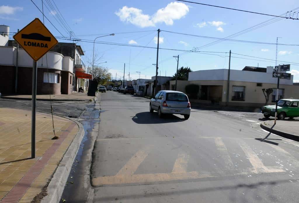 La expansión de la ciudad y el vandalismo obligan  a reforzar las tareas de señalización de las calles
