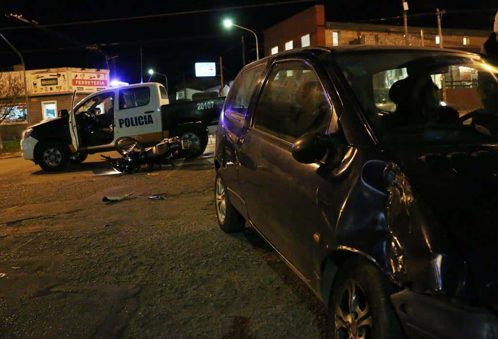 Un motociclista sufrió heridas al  chocar con un auto en Brasil y Roser