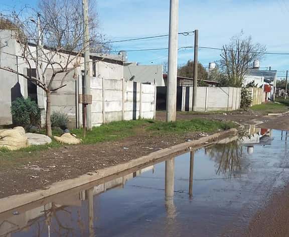 Vecinos de Azucena y Formosa  reclaman por el estado de  una calle recién pavimentada