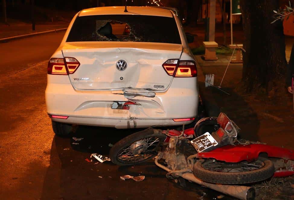 Motociclista internado tras  chocarse un auto estacionado