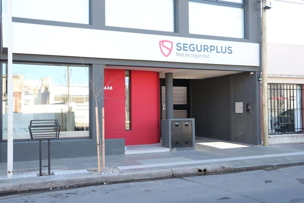 Segurplus celebra los 20 años de vida comercial en su moderno local ubicado en Arana 448