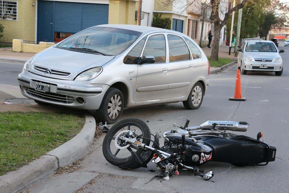 Una joven motociclista resultó herida al chocar contra un auto
