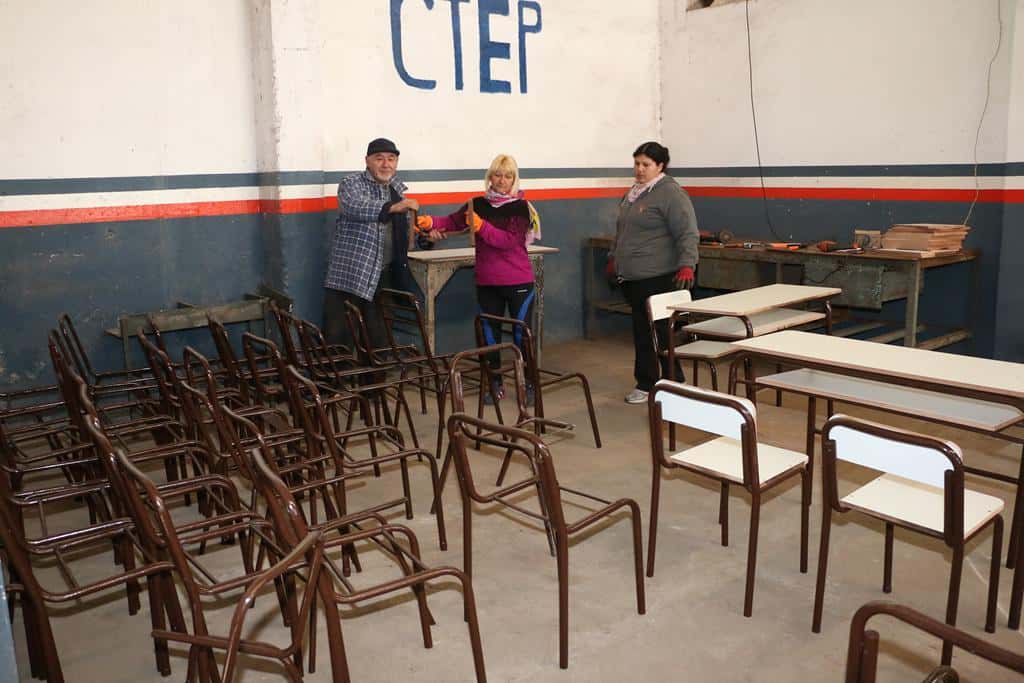 Entregarán la primera tanda de mobiliario escolar reciclado por trabajadores