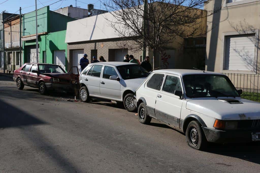 Delincuentes robaron un auto con el que chocaron a dos vehículos estacionados y huyeron