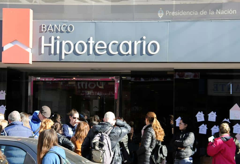 Aún sin respuestas, adjudicatarios de Eleprint volvieron a manifestarse en el Banco Hipotecario