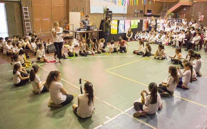 Diez mil niños de Tandil cantarán canciones de Spinetta en el Anfiteatro Martín Fierro