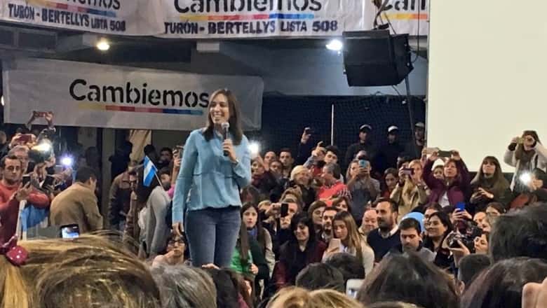 Vidal y Macri en Azul en acto de campaña llaman “a continuar con el cambio”